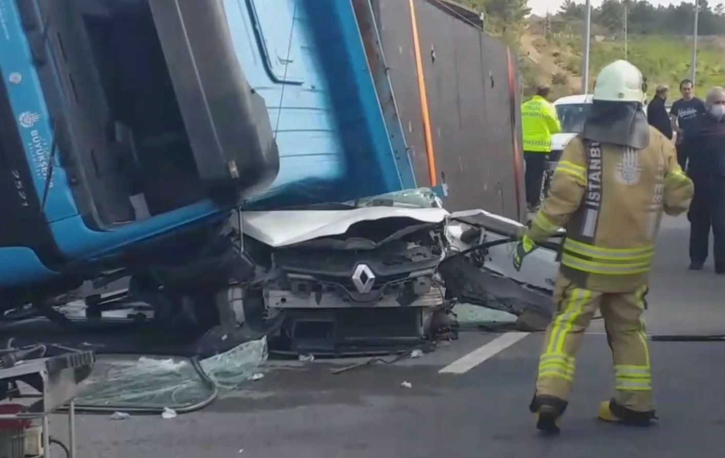 Kuzey Marmara Otoyolu'nda feci kaza! Beton yüklü kamyon otomobili kağıt gibi ezdi